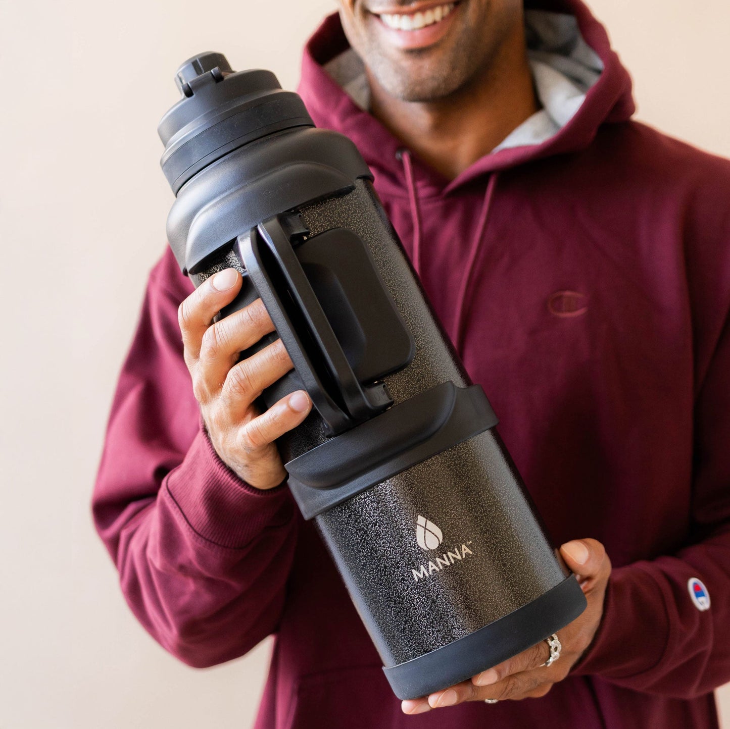 4l-titan-bottle-135-oz-c2 5Manna_Website_Lifestyles-29.jpg